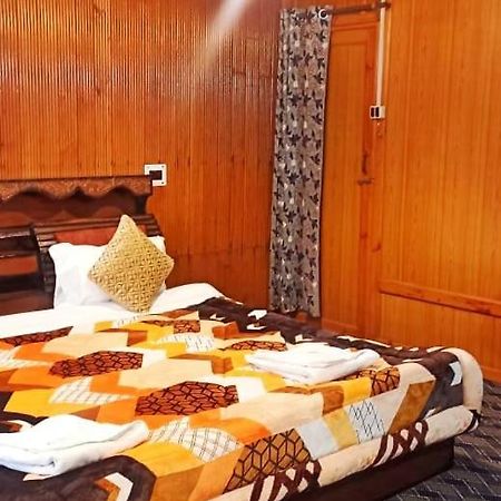 Srīnagar Backyard Stays With Dal Lake View מראה חיצוני תמונה