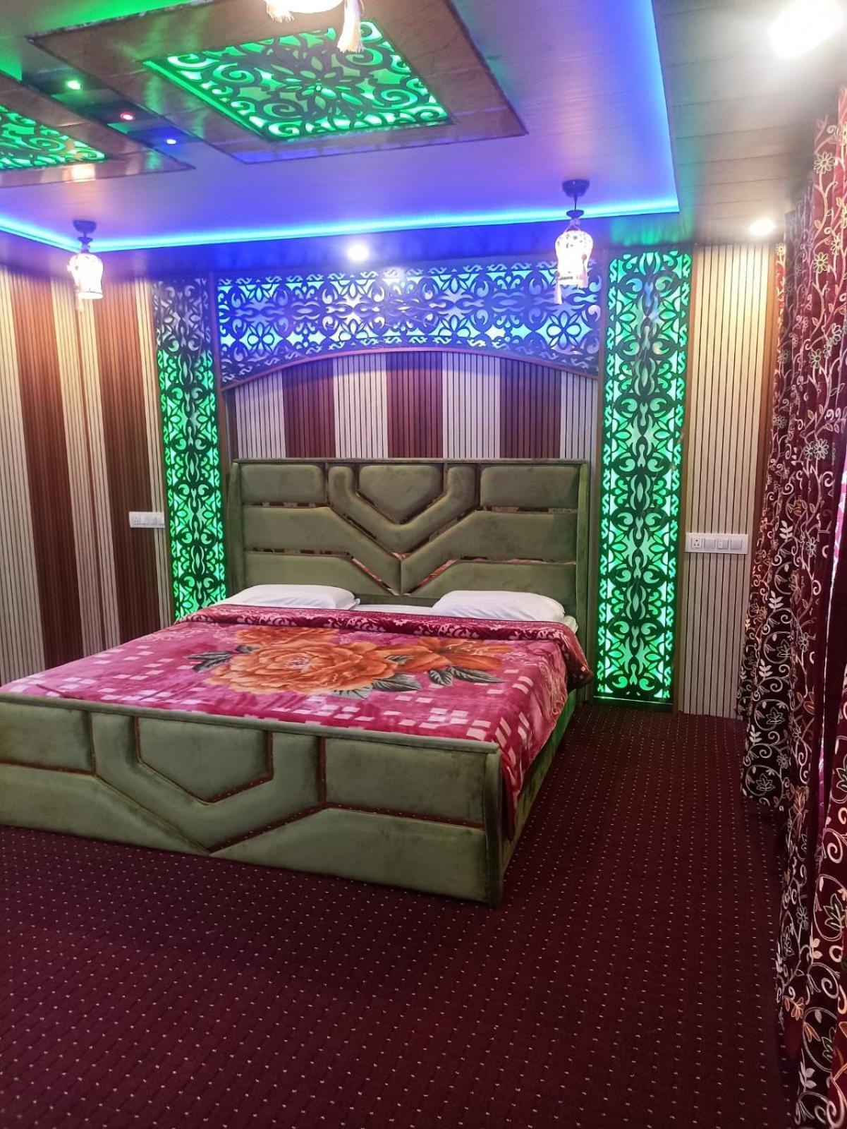 Srīnagar Backyard Stays With Dal Lake View מראה חיצוני תמונה