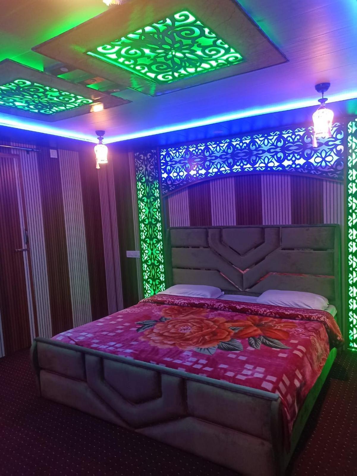 Srīnagar Backyard Stays With Dal Lake View מראה חיצוני תמונה