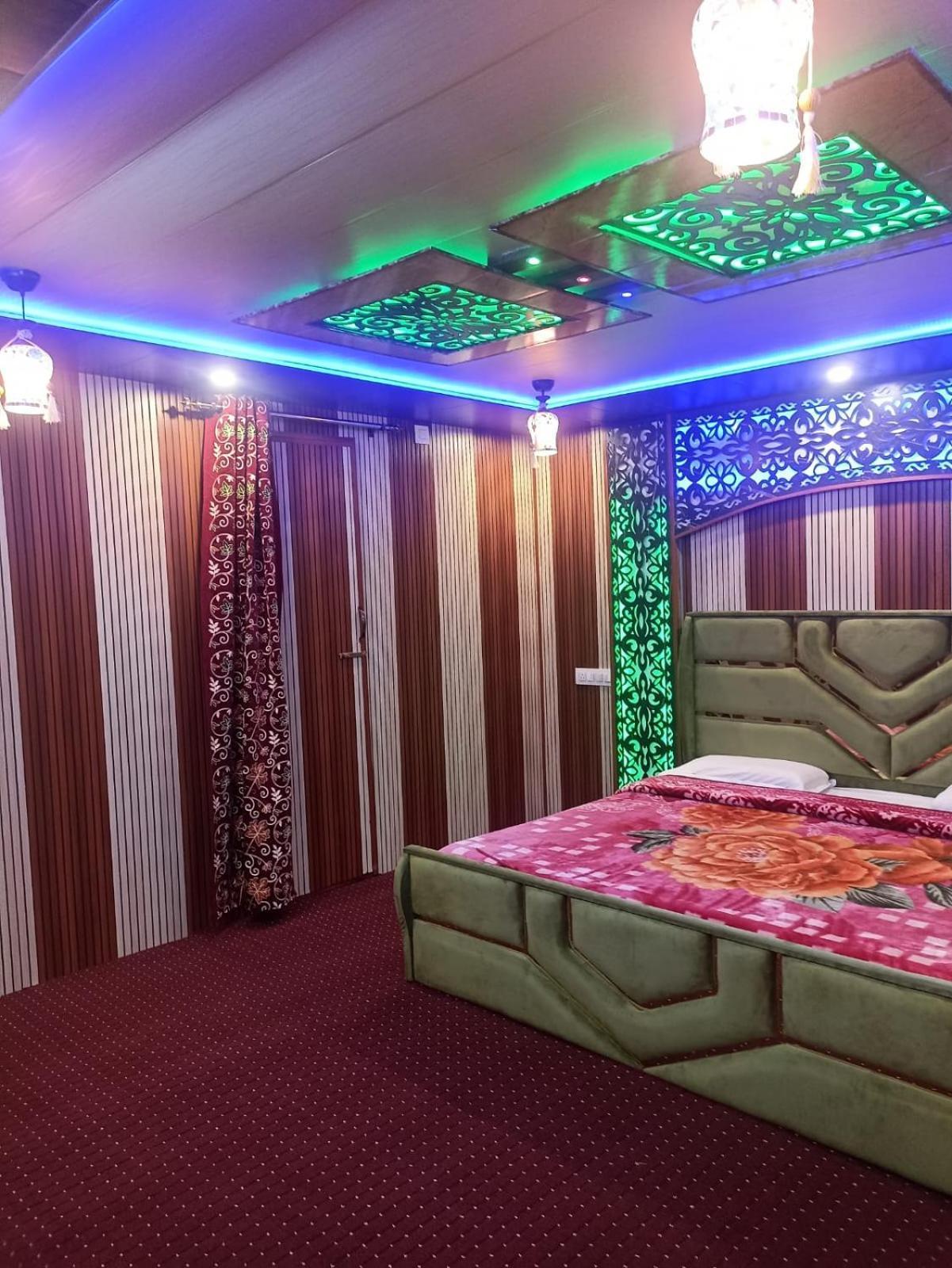 Srīnagar Backyard Stays With Dal Lake View מראה חיצוני תמונה