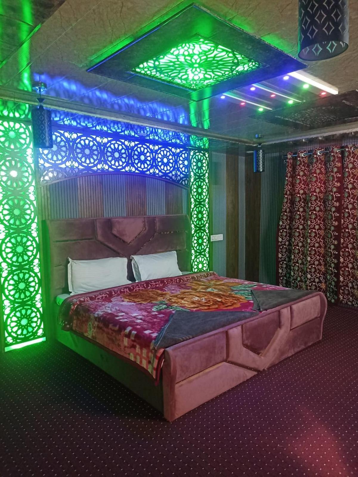 Srīnagar Backyard Stays With Dal Lake View מראה חיצוני תמונה