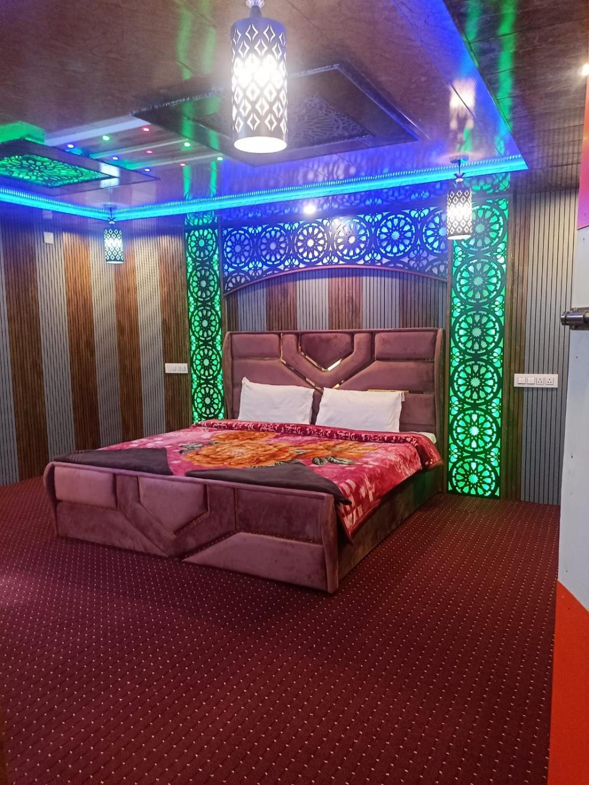 Srīnagar Backyard Stays With Dal Lake View מראה חיצוני תמונה