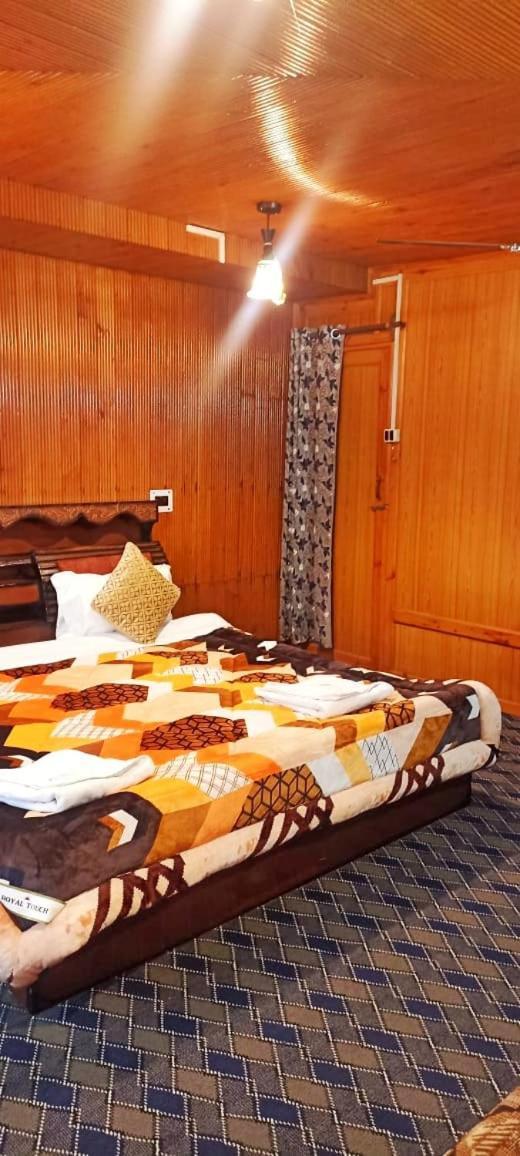 Srīnagar Backyard Stays With Dal Lake View מראה חיצוני תמונה